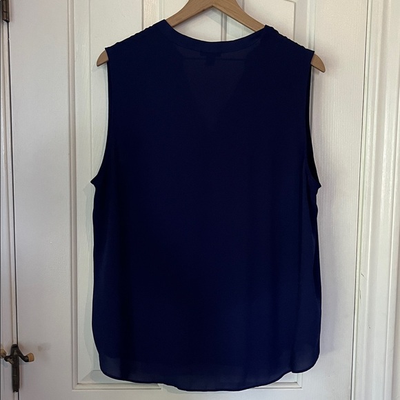 Ann Taylor | Navy Blue Sleeveless Blouse w. Ruffle Embelishment on Front XL - Picture 4 of 8